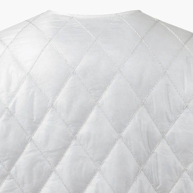 商品【预售商品15天发货】 DESCENTE|高尔夫系列女性V领菱形绗缝羽绒服时尚优雅 DO41WFDJO3-LGYG,价格¥1727,第22张图片详细描述