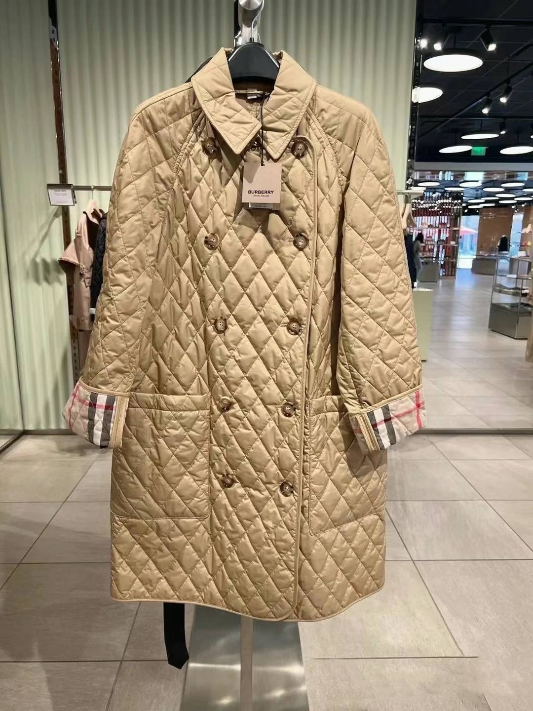 商品Burberry|BURBERRY/博柏利 女士驼色聚酮格纹印双排扣长款棉服80530431,价格¥3176,第10张图片详细描述