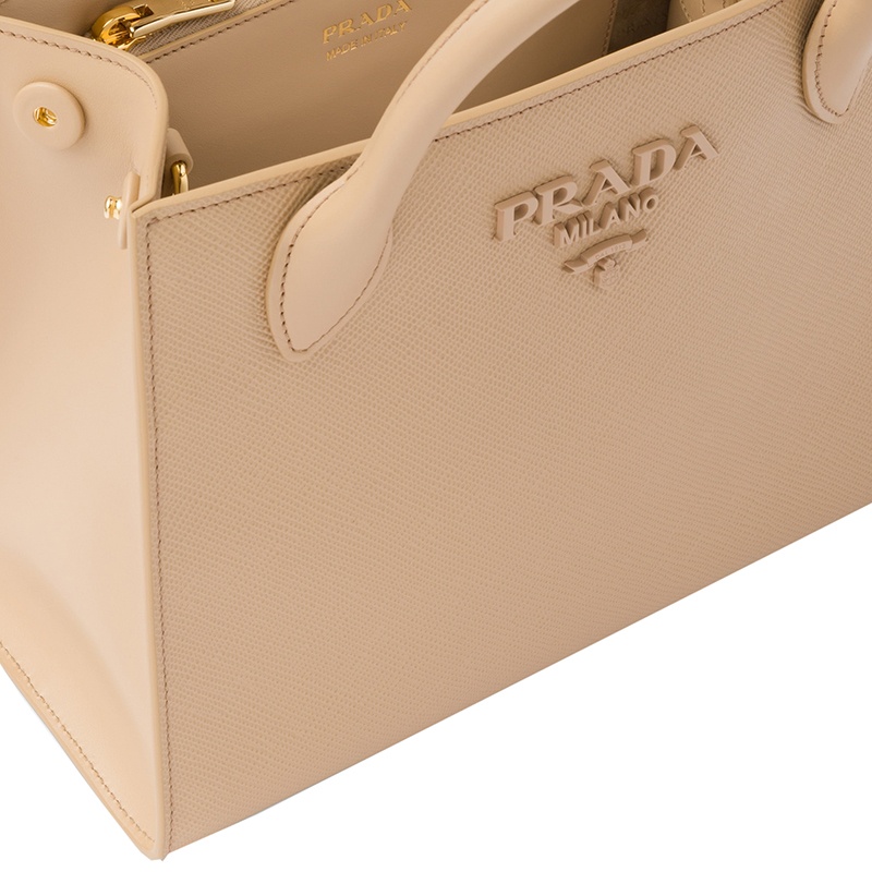 商品Prada|PRADA/普拉达 22新款 Monochrome系列 女士小号砂米黄saffiano皮革金属徽标侧面按扣拆卸徽标印花肩带手提单肩斜挎包1BA156_2ERX_F0036_V_3OO,价格¥17234,第3张图片详细描述