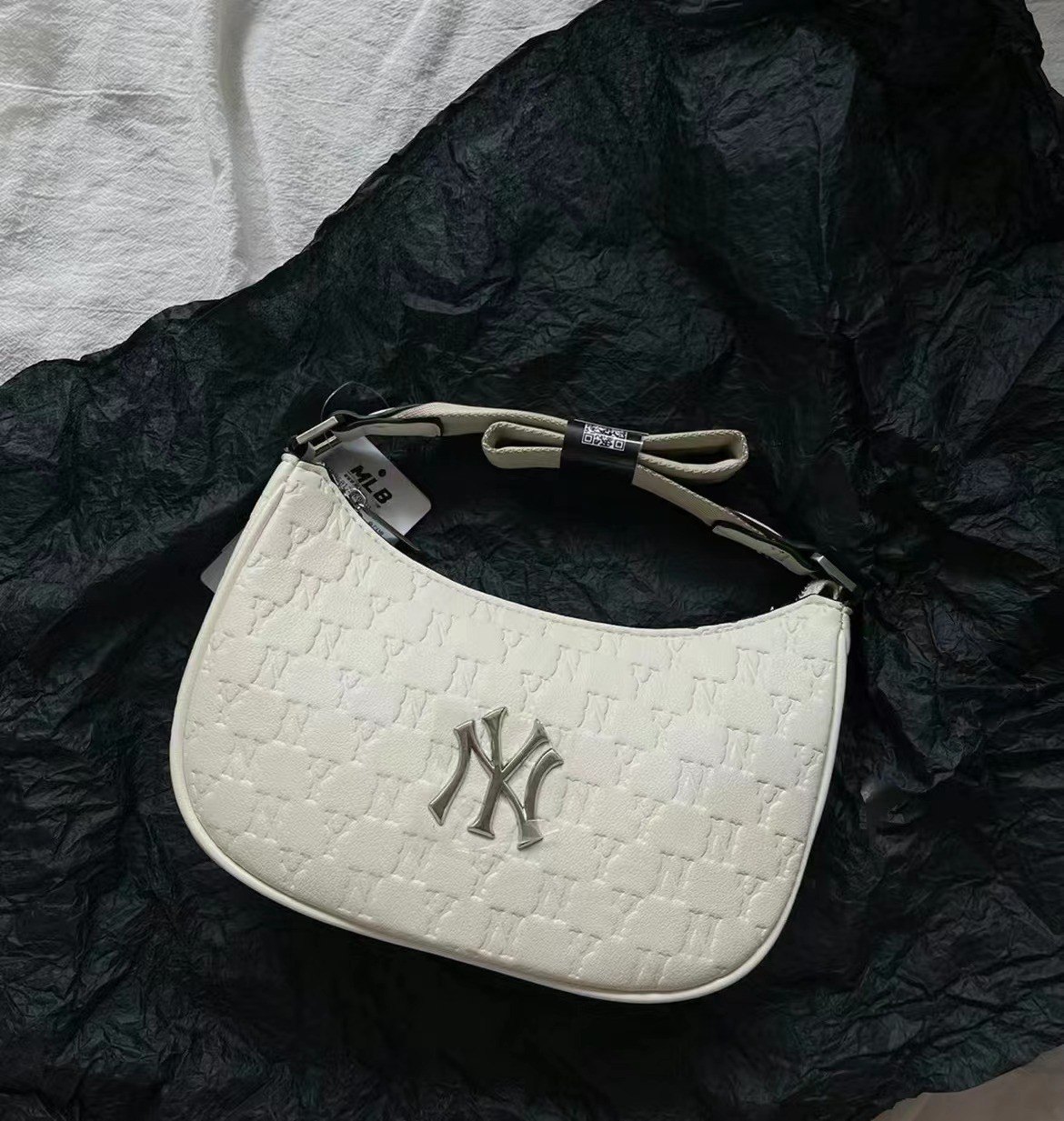 商品MLB|【享贝家】（国内现货）MLB 复古老花满印NY纽约洋基队字母金属大LOGO皮质单肩腋下包饺子包 奶油白 3ABQS022N-50CRS G-LY,价格¥526,第3张图片详细描述