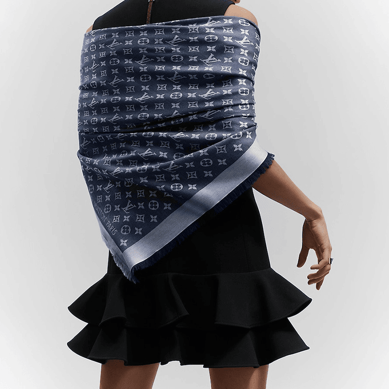 商品Louis Vuitton|【现货】路易威登 女蓝色Monogram桑蚕丝方巾披肩M71376,价格¥4317,第2张图片详细描述