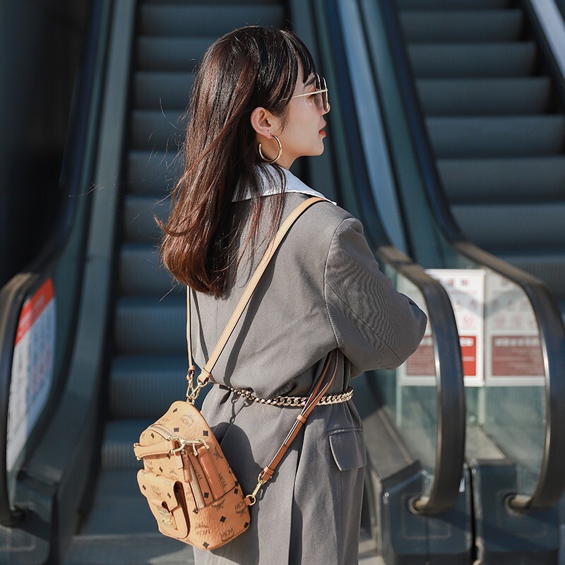 商品[国内直发] MCM|MCM 女士Partricia Visetos系列干邑色人造革配牛皮革迷你手提单肩双肩背包 MWKBSPA01CO001,价格¥4416,第2张图片详细描述