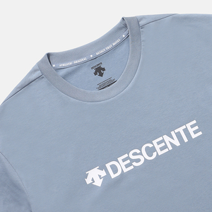 商品DESCENTE|【享贝家】DESCENTE 迪桑特 字母圆领运动短袖背侧小标T恤 灰蓝色 SN323UTS72（现采购商品，下单后12天内发货）,价格¥331,第6张图片详细描述