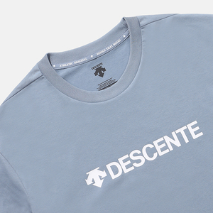 商品DESCENTE|【享贝家】（国内现货）DESCENTE 迪桑特 字母圆领运动短袖背侧小标T恤 灰蓝色 SN323UTS72-DBLU G-QD,价格¥334,第4张图片详细描述