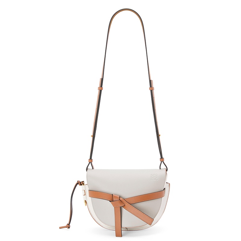 商品Loewe|LOEWE/罗意威 21春夏款 Gate系列 女士小号幽灵白/浅幽灵白柔软小牛皮徽标印花可调节肩带马鞍包A650T20X31-1784,价格¥16214,第5张图片详细描述