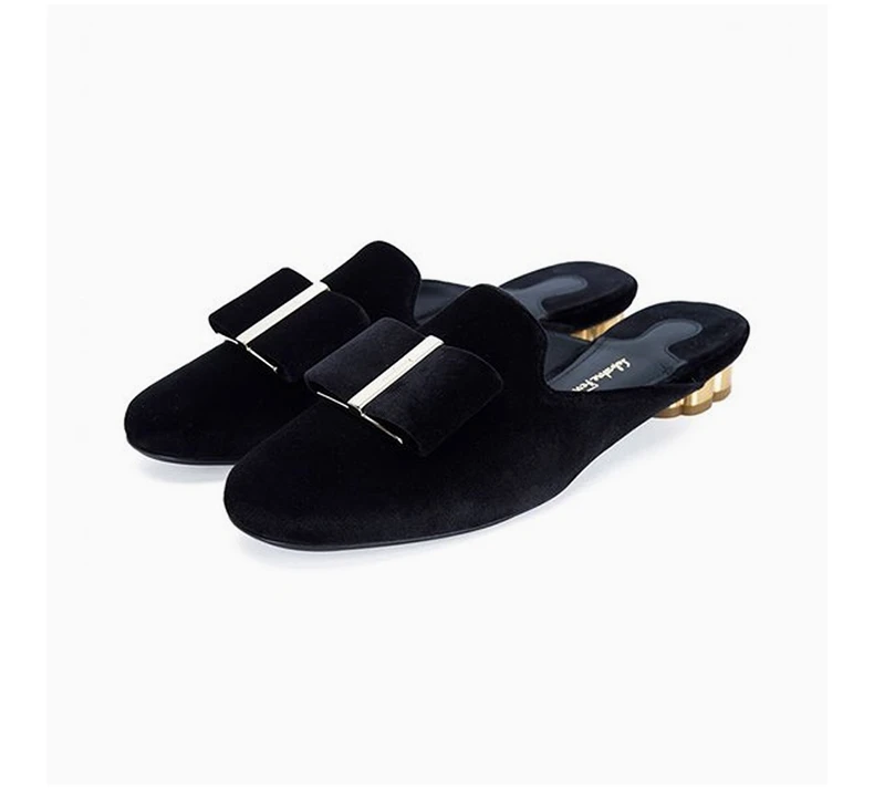 商品Salvatore Ferragamo|SALVATORE FERRAGAMO 女士黑色天鹅绒饰有金色五金蝴蝶结圆头穆勒鞋 0684539,价格¥2956,第5张图片详细描述