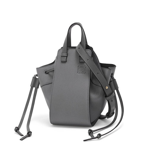 商品Loewe|【包税】 LOEWE/罗意威 Hammock系列 女士迷你款沥青灰色柔软粒面牛皮革单肩斜挎手提吊床包A538V07X15-1640,价格¥13598,第4张图片详细描述
