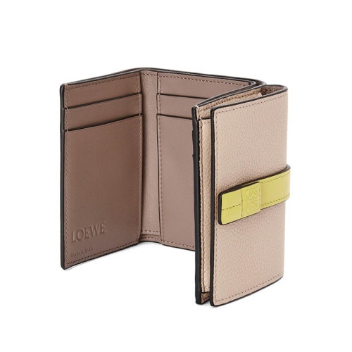 商品Loewe|【包税】LOEWE/罗意威 女士裸色/柠檬草色粒面牛皮革徽标压纹搭扣三折钱包C660TR2X01-1851,价格¥4371,第3张图片详细描述