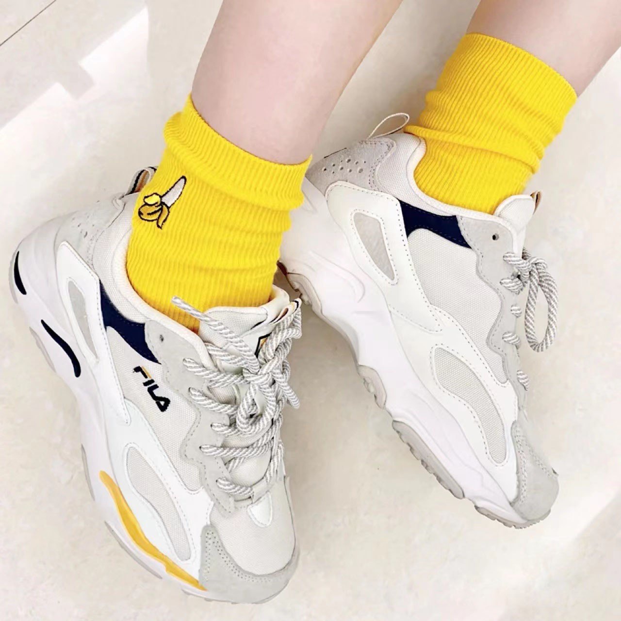商品Fila|【SAvenue】Fila 斐乐 Tracer系列复古跑鞋泫雅黄色运动鞋 米色 韩版 男女同款(提示：保税仓货品一人不可超过5单)1RM01153D444 WH,价格¥261,第3张图片详细描述