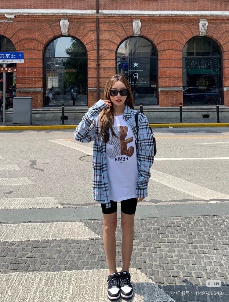 商品Burberry|BURBERRY/博柏利 女士蓝灰色格纹棉质多扣领经典长袖衬衫80742151,价格¥998,第9张图片详细描述