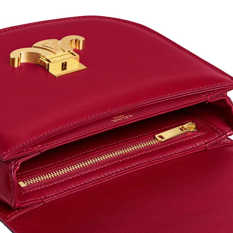 商品Celine|CELINE/赛琳 22新款BESACE TRIOMPHE系列 女士TEEN款式红色牛皮革凯旋金扣翻盖开合单肩斜挎包,价格¥22551,第3张图片详细描述