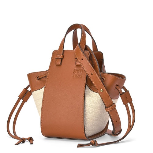 商品Loewe|【现货】罗意威  Hammock系列 女士迷你米色/棕褐色小牛皮抽绳封口吊床束带单肩手提包A538V07X11-2426,价格¥9700,第5张图片详细描述