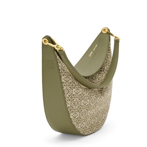 商品Loewe|【包税】LOEWE/罗意威 22春夏新款LUNA系列 女士牛油果绿老花帆布配皮压纹徽标金扣配可拆卸肩带单肩手提腋下新月hobo流浪包A923PL9X01-4364,价格¥14719,第3张图片详细描述
