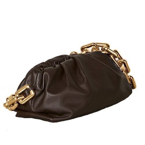 商品Bottega Veneta|【包税】Bottega Veneta/葆蝶家 经典秀款CHAIN POUCH系列 金色粗链条巧克力色滑面小牛皮云朵包腋下包手提单肩包,价格¥24790,第1张图片详细描述