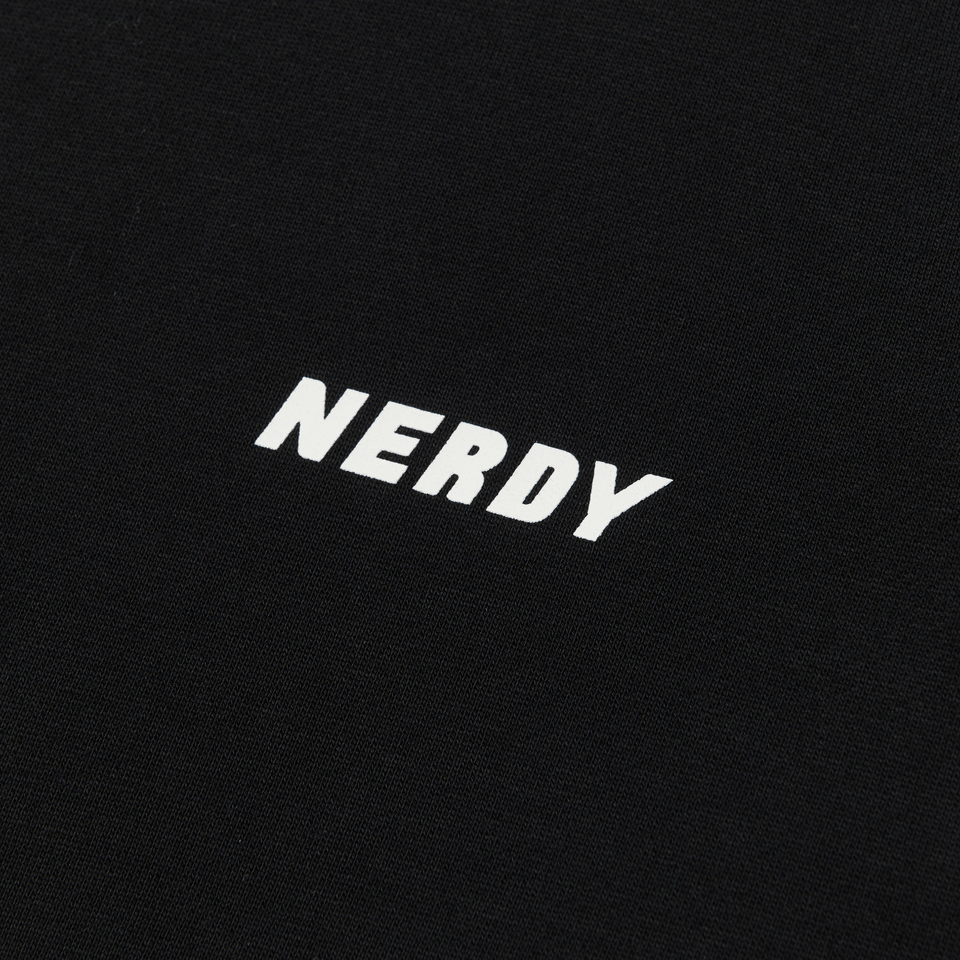 商品NERDY|【享贝家】NERDY 新款男女同款情侣款运动休闲套头衫卫衣 黑色\棕色\奶白色\紫色（预售款，10天发货）PNEF22KC100,价格¥240,第6张图片详细描述