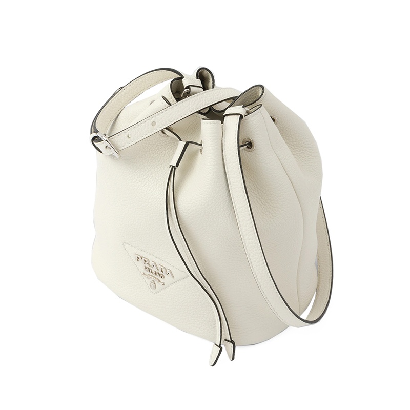 商品Prada|PRADA/普拉达 22新款 女士白色皮革银扣徽标刺绣拆卸肩带抽绳单肩斜挎手提水桶包1BE060_2DKV_F0009_V_3OO,价格¥18023,第3张图片详细描述