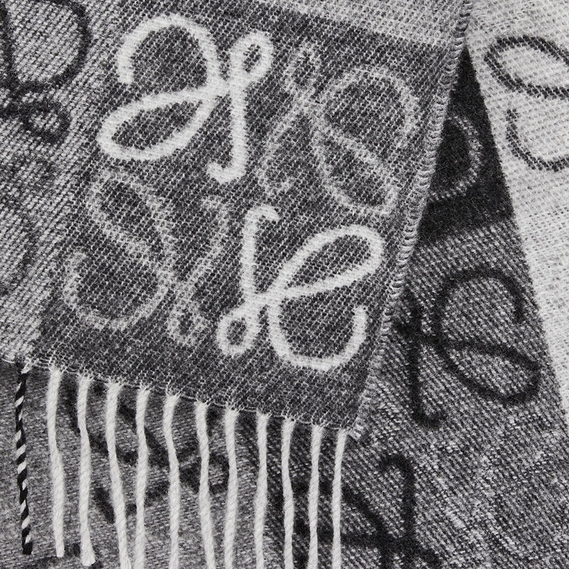 商品Loewe|罗意威 23年早春款 女士黑色/白色羊毛和羊绒混纺棋盘老花图案围巾F810487X17-1102,价格¥3019,第4张图片详细描述