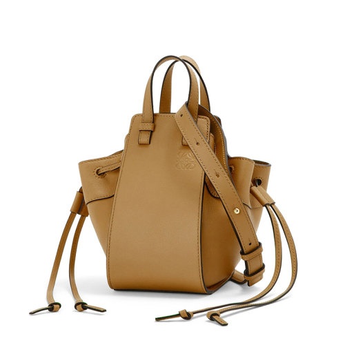 商品Loewe|【包税】LOEWE/罗意威 22新款Hammock系列 女士迷你款赭绿色经典小牛皮单肩斜挎手提抽绳吊床包314.30.V07-8325,价格¥13786,第4张图片详细描述