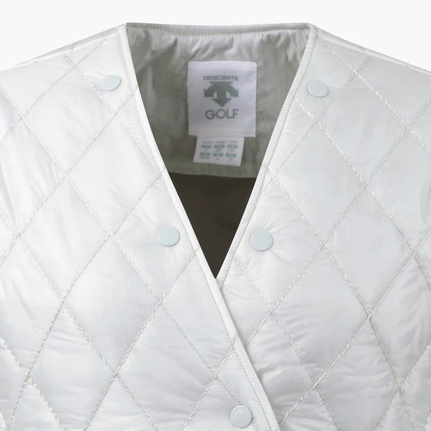 商品【预售商品15天发货】 DESCENTE|高尔夫系列女性V领菱形绗缝羽绒服时尚优雅 DO41WFDJO3-LGYG,价格¥1727,第17张图片详细描述