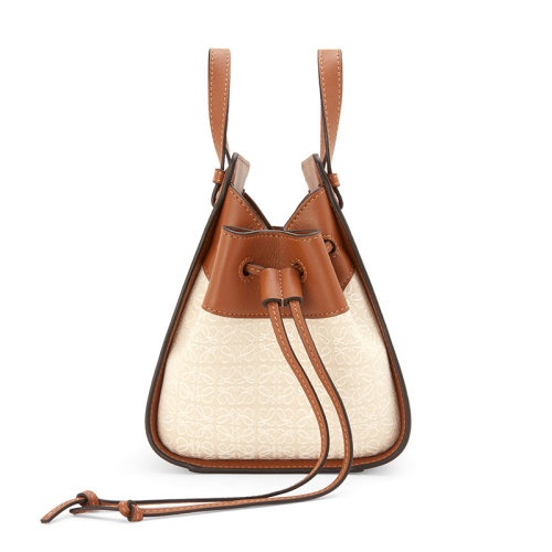 商品Loewe|【现货】罗意威  Hammock系列 女士迷你米色/棕褐色小牛皮抽绳封口吊床束带单肩手提包A538V07X11-2426,价格¥9700,第3张图片详细描述