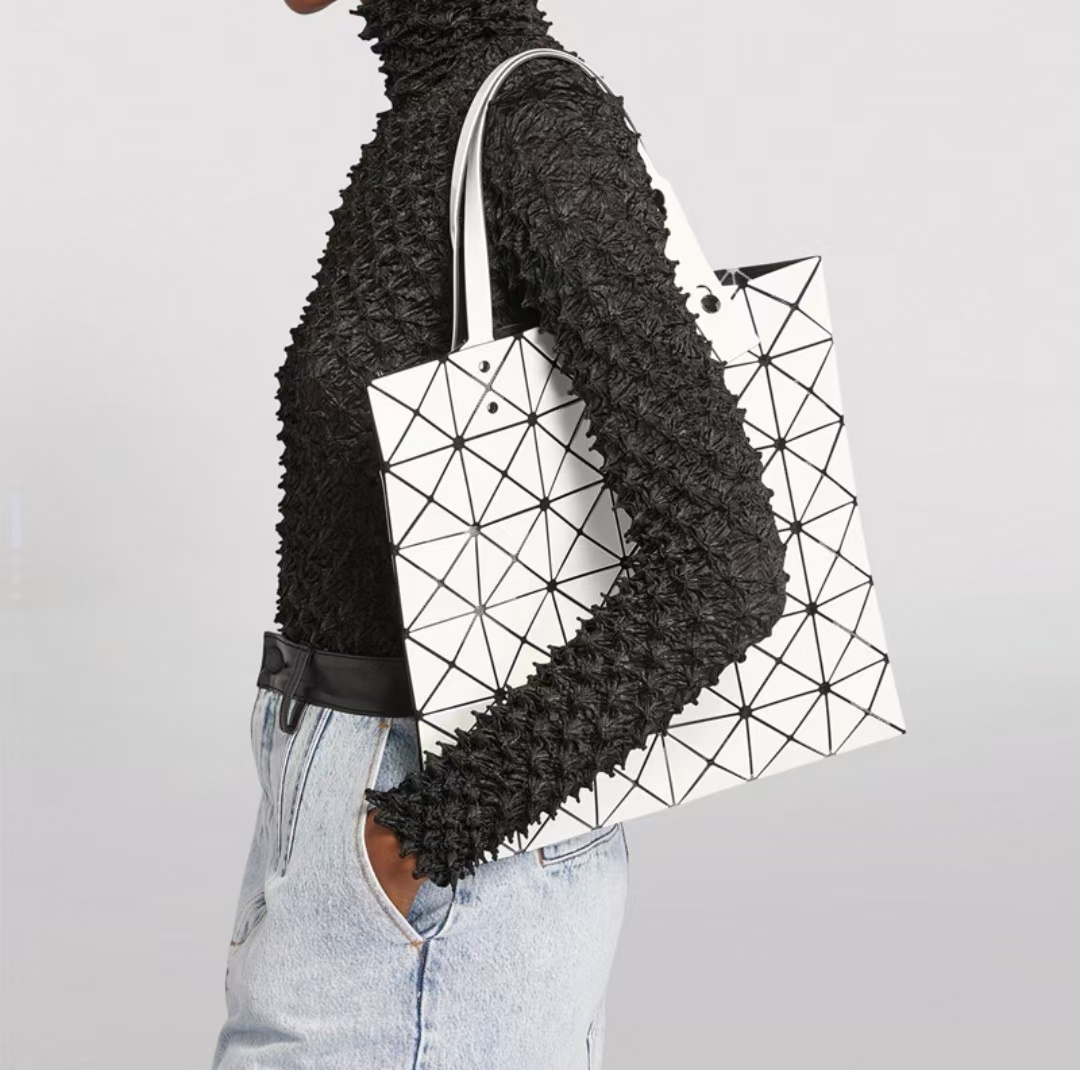 商品[国内直发] Issey Miyake|三宅一生 ISSEY MIYAKE Lucent系列 六格亮面大容量 人造革 托特包Tote包购物袋电脑包单肩手提包 女款 白色,价格¥2282,第6张图片详细描述