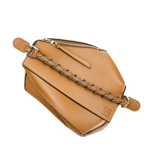 商品Loewe|【包税】LOEWE/罗意威 2021春夏新款Puzzle 女士中号沙漠色纳帕小牛皮手提单肩包拼图包A510P49X01-2586,价格¥25464,第3张图片详细描述