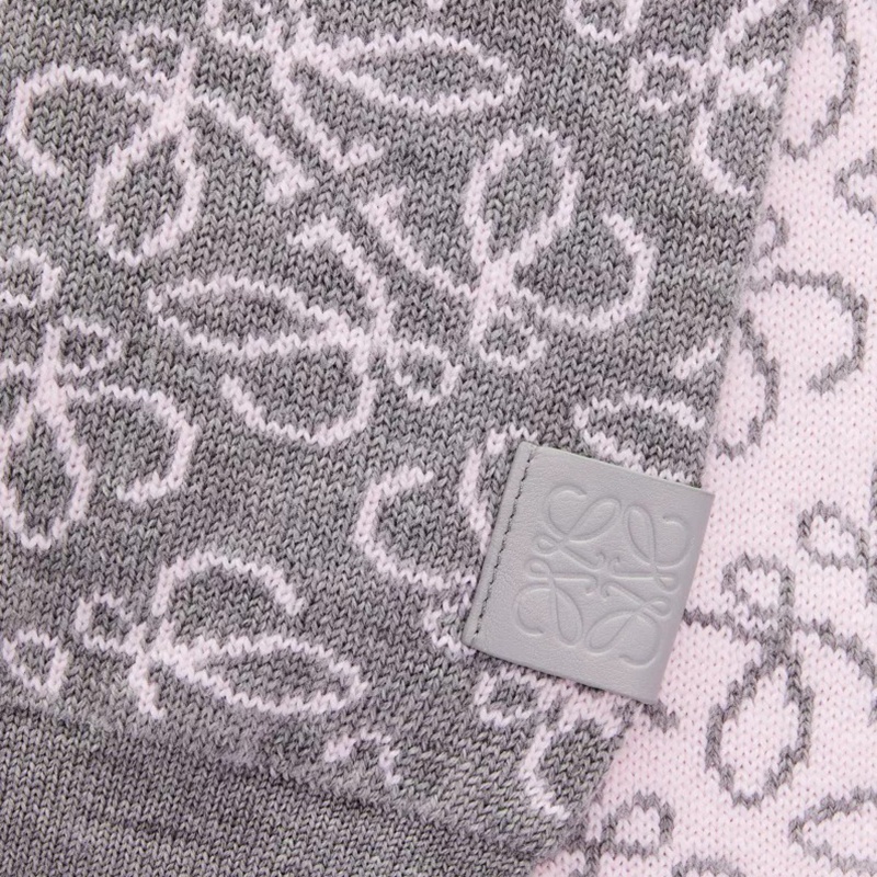商品Loewe|LOEWE/罗意威 23年早春新款 女士灰色/粉色纯羊毛老花图案围巾,价格¥2405,第4张图片详细描述
