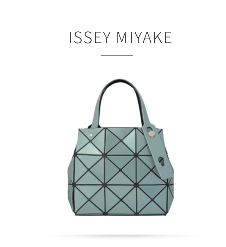 商品Issey Miyake|ISSEYMIYAKE 三宅一生CARAT纯色简约三角折叠敞口聚氯乙烯树脂托特包Tote包购物袋手提包常规女款灰绿色 BB33-AG610-63,价格¥4976,第2张图片详细描述