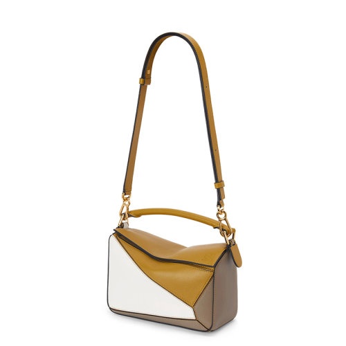 商品Loewe|【包税】 LOEWE/罗意威 22新款Puzzle系列 女士小号赭色/暖白色经典小牛皮拼色单肩斜跨手提拼图包A510S21X55-4025,价格¥21354,第6张图片详细描述