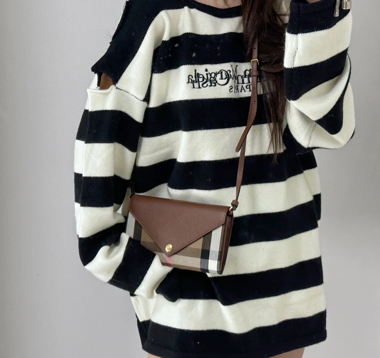 商品Burberry|Burberry/博柏利 现货 女士棕色帆布配皮经典格纹斜挎包 80731581,价格¥3042,第9张图片详细描述