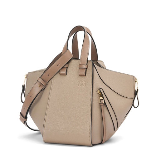 商品Loewe|【包税】LOEWE/罗意威 22新款Hammock系列 女士小号沙色柔软粒面牛皮革单肩斜挎手提吊床包A538S35X51-2150,价格¥19720,第4张图片详细描述