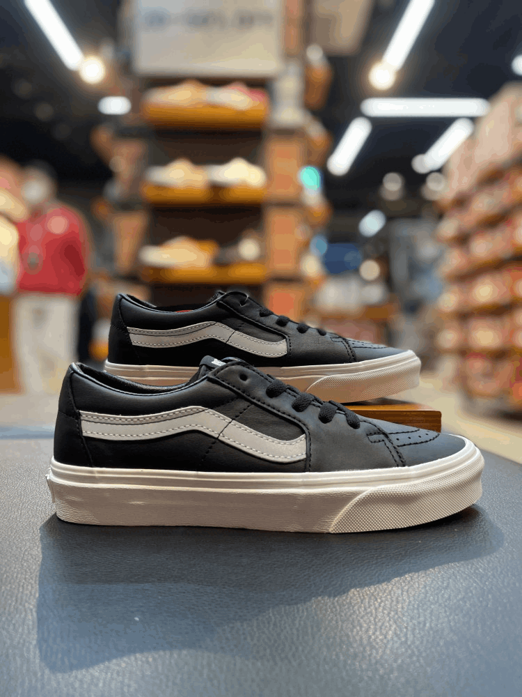 商品Vans|【韩国直邮|包邮包税】万斯[VANS] Sk8-Low ReReflective 남男女共用 运动鞋 #black/true white (VN0A4UUKSIG),价格¥358,第1张图片详细描述