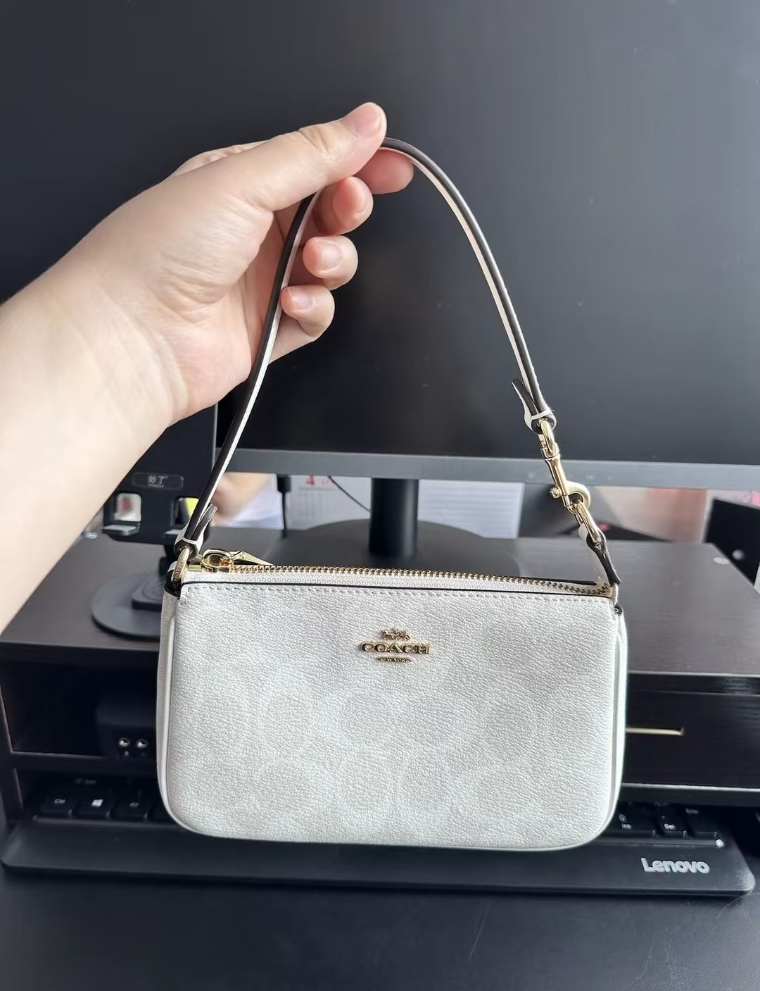 商��品[国内直发] Coach|COACH蔻驰 Nolita 19 复古经典老花金标Logo 标志性涂层帆布 腋下包麻将包手提单肩包 小号 女款 粉笔白,价格¥1542,第5张图片详细描述
