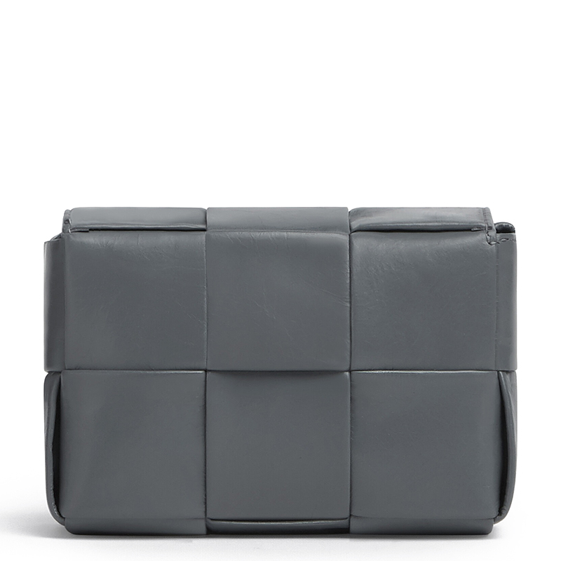 商品Bottega Veneta|【包税】Bottega Veneta/葆蝶家 CASSETTE系列 男士闪电灰Intreccio编织皮革单肩斜挎包667048VCQ721242,价格¥8539,第5张图片详细描述