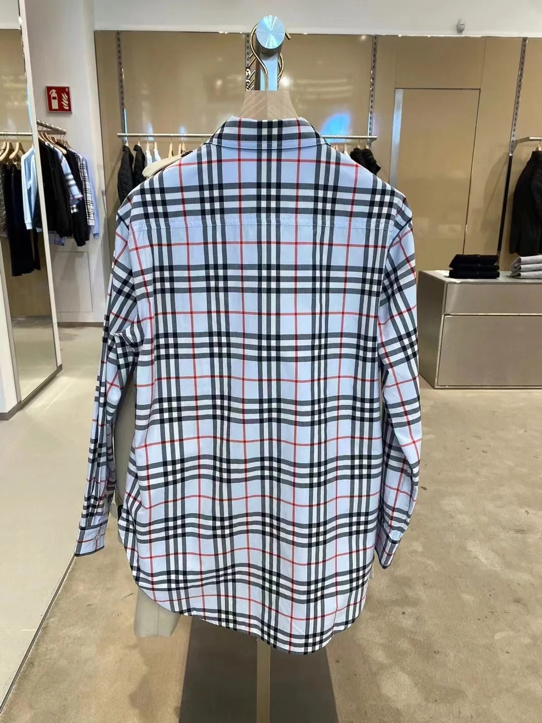 商品Burberry|BURBERRY/博柏利 女士蓝灰色格纹棉质多扣领经典长袖衬衫80742151,价格¥998,第13张图片详细描述