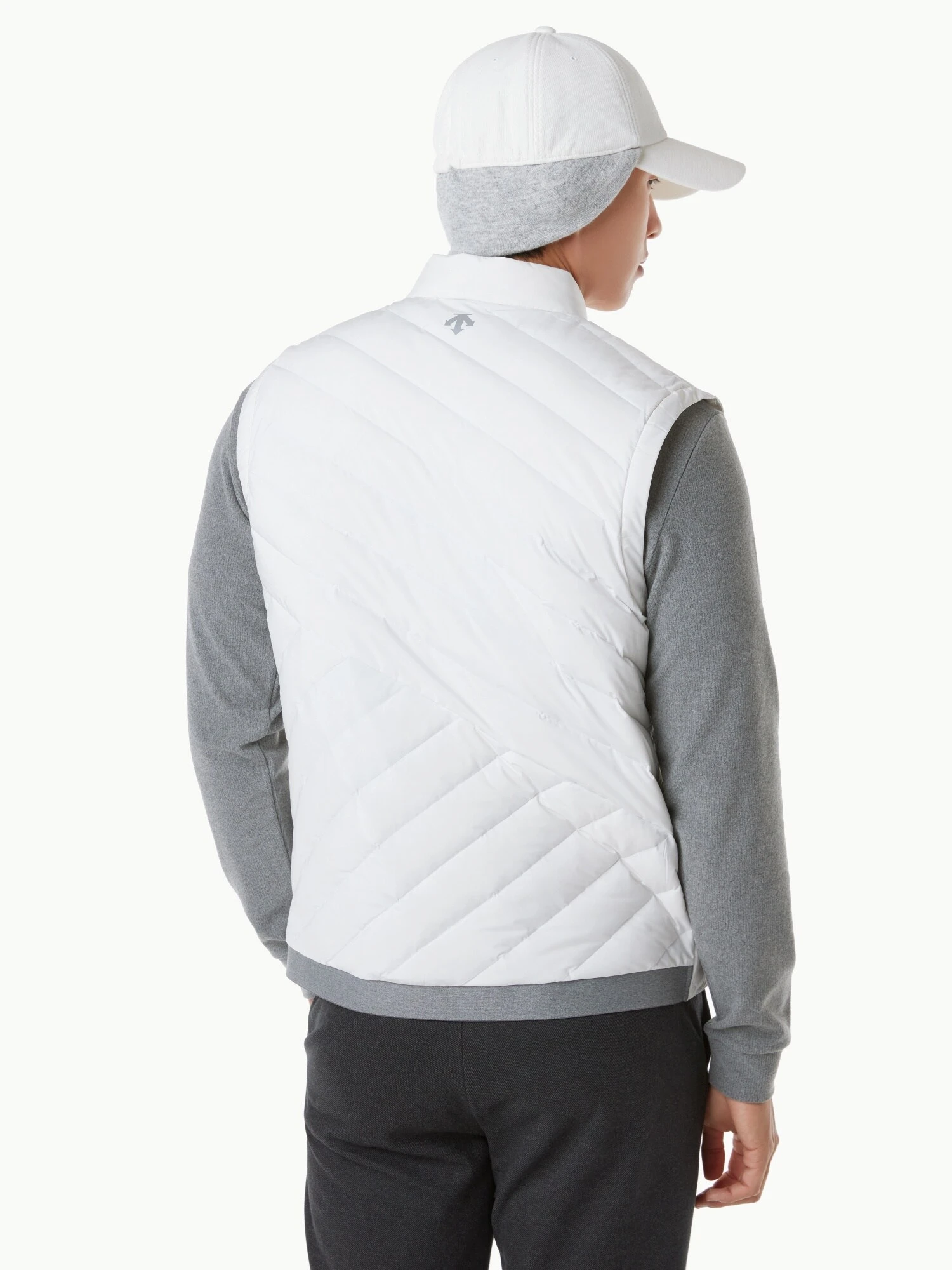 商品【预售商品15天发货】 DESCENTE|GOLF经典黑色轻量羽绒背心适合运动 DP32MFDV91-BLKG,价格¥1735,第8张图片详细描述