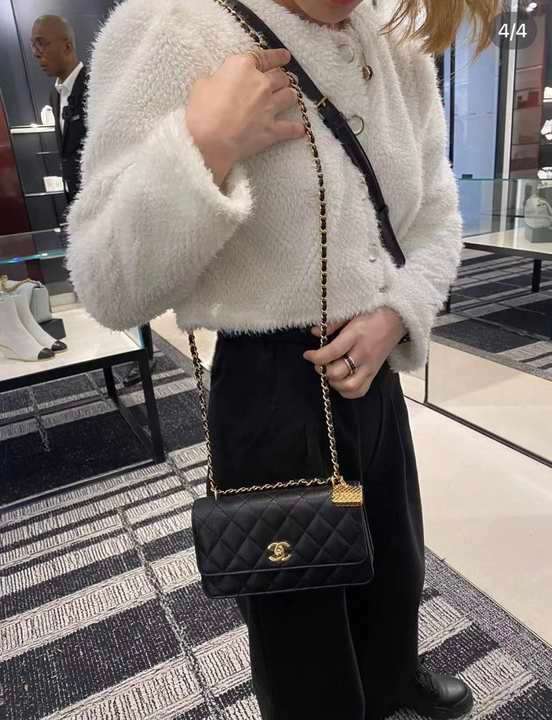 商品Chanel|【现货】香奈儿  女士黑色荔�枝小牛皮金色五金饰有金色包袋吊坠转扣开合可调节肩带斜挎风琴包AP3318B1071294305,价格¥34614,第5张图片详细描述