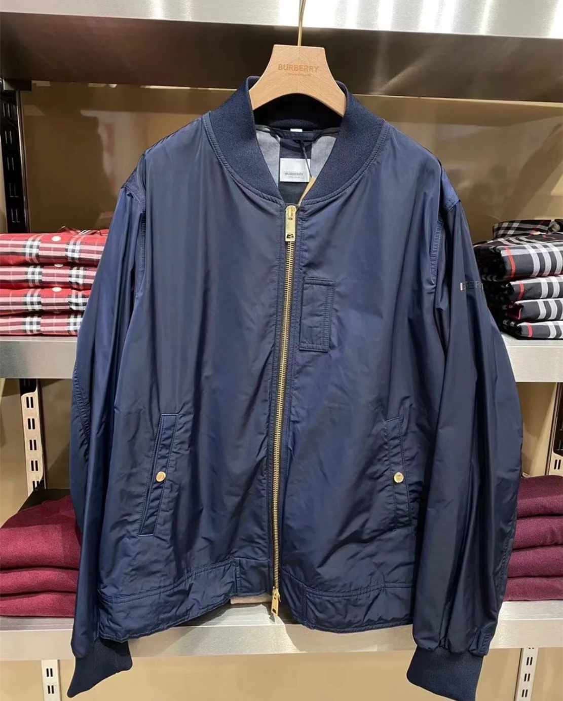 商品Burberry|BURBERRY/博柏利 男士海军蓝聚酯塔夫绸金色拉链飞行夹克80616501,价格¥2788,第7张图片详细描述