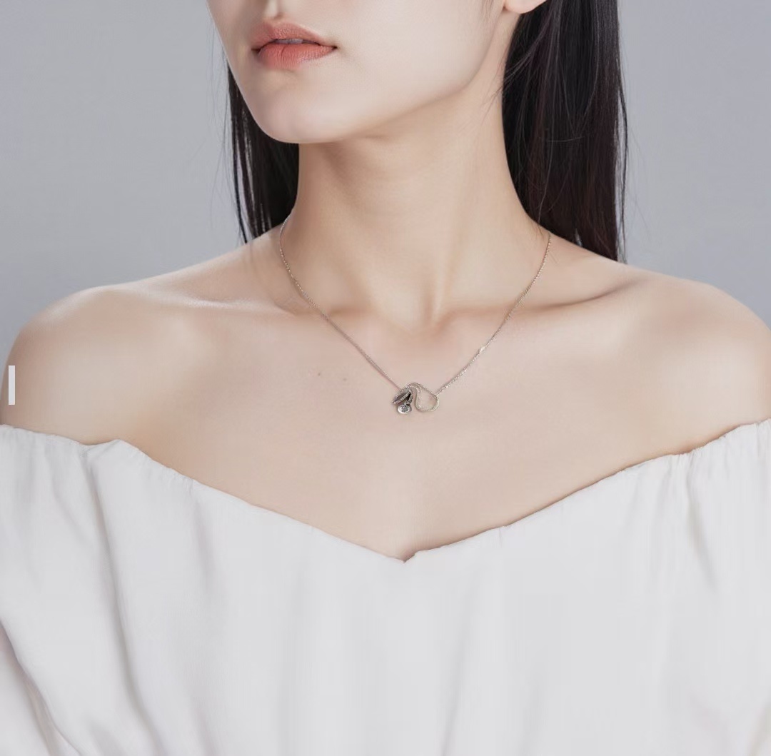 商品[国内直发] Vivienne Westwood|Vivienne Westwood New Small Orb 大号立体土星吊坠 黄铜 项链 男女同款情侣款 枪灰色,价格¥2342,第7张图片详细描述