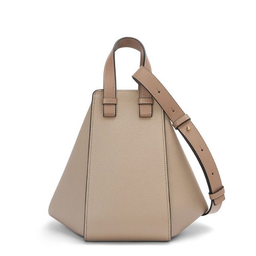 商品Loewe|【包税】LOEWE/罗意威 22新款Hammock系列 女士小号沙色柔软粒面牛皮革单肩斜挎手提吊床包A538S35X51-2150,价格¥19720,第3张图片详细描述
