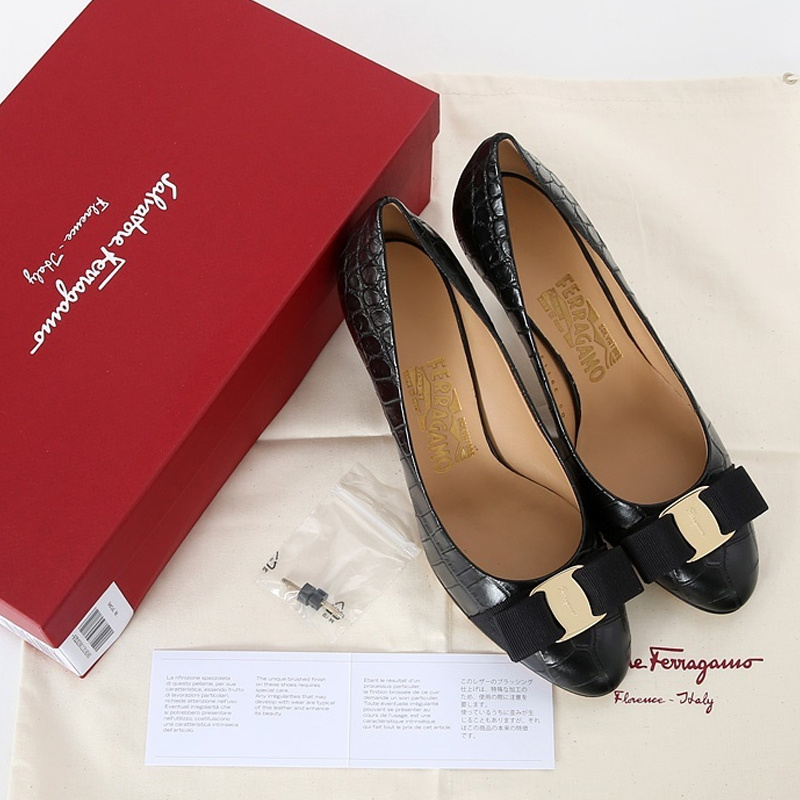 商品Salvatore Ferragamo|SALVATORE FERRAGAMO 女士黑色蝴蝶结高跟鞋 0598792,价格¥2726,第4张图片详细描述
