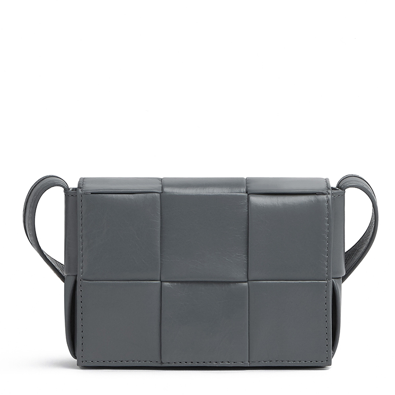商品Bottega Veneta|【包税】Bottega Veneta/葆蝶家 CASSETTE系列 男士闪电灰Intreccio编织皮革单肩斜挎包667048VCQ721242,价格¥8539,第4张图片详细描述