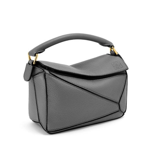 商品Loewe|【包税】LOEWE/罗意威 22新款Puzzle系列 女士迷你款沥青灰色柔软粒面小牛皮单肩斜挎手提拼图包A510U95X37-1640,价格¥13726,第3张图片详细描述