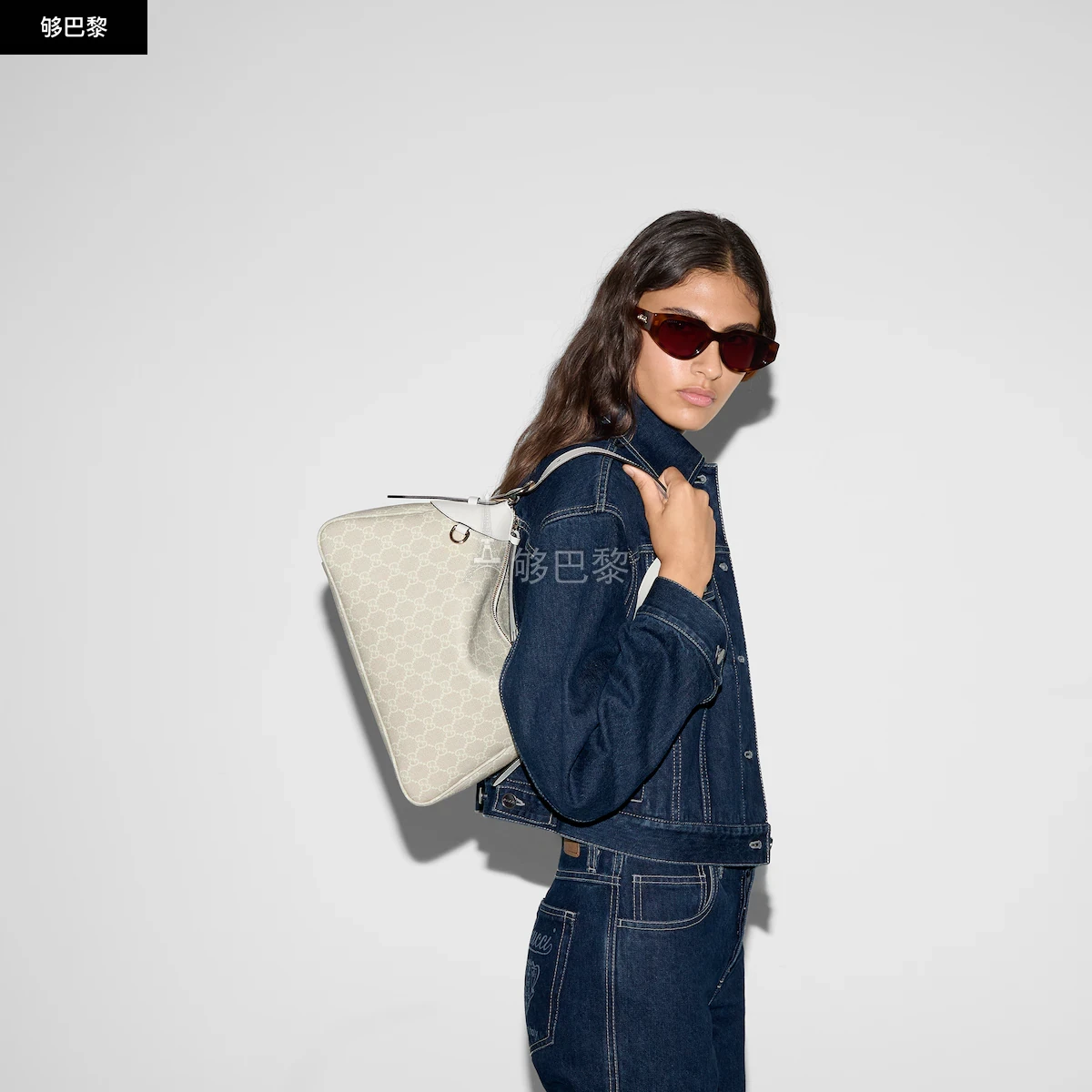 商品Gucci|【预售】 古驰 24秋冬 女士 单肩包 GG EMBLEM系列中号肩背包 815216 FAD6L 9641,价格¥16586,第5张图片详细描述