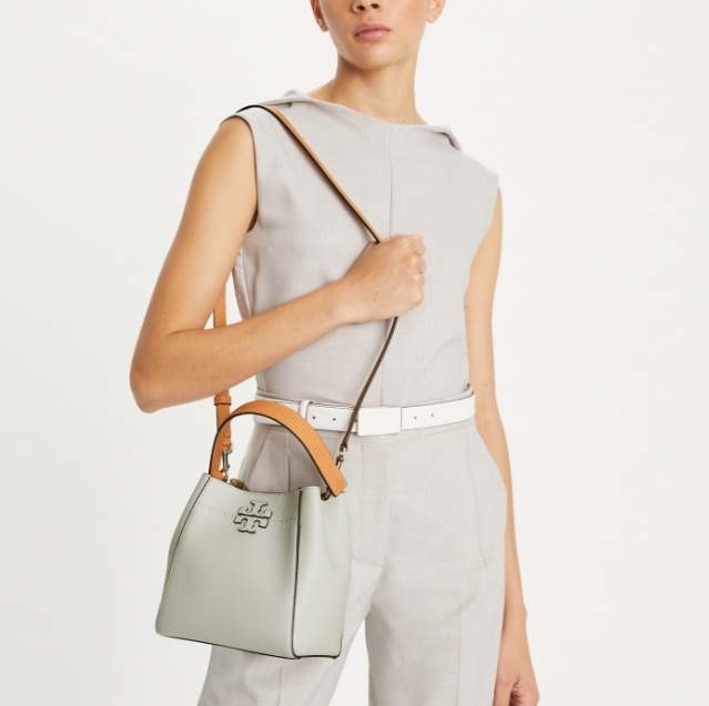 商品[国内直发] Tory Burch|汤丽柏琦女款双T字形挑缝线可调节可拆卸肩带荔枝纹皮革 水桶包单肩斜挎手提包 小号 女款,价格¥2702,第6张图片详细描述