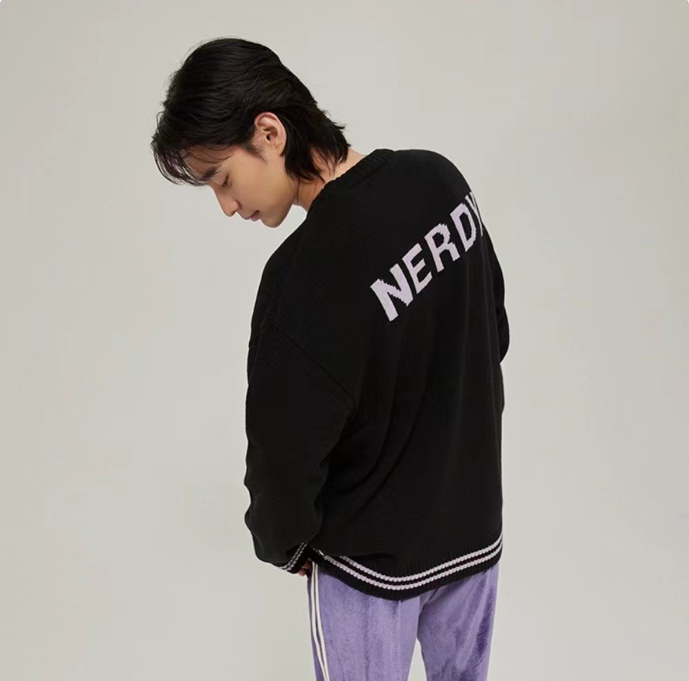 商品NERDY|【享贝家】NERDY 背后字母经典LOGO圆领毛衣  男女同款 黑色（预售款，10天发货） PNEF21KK08,价格¥267,第6张图片详细描述