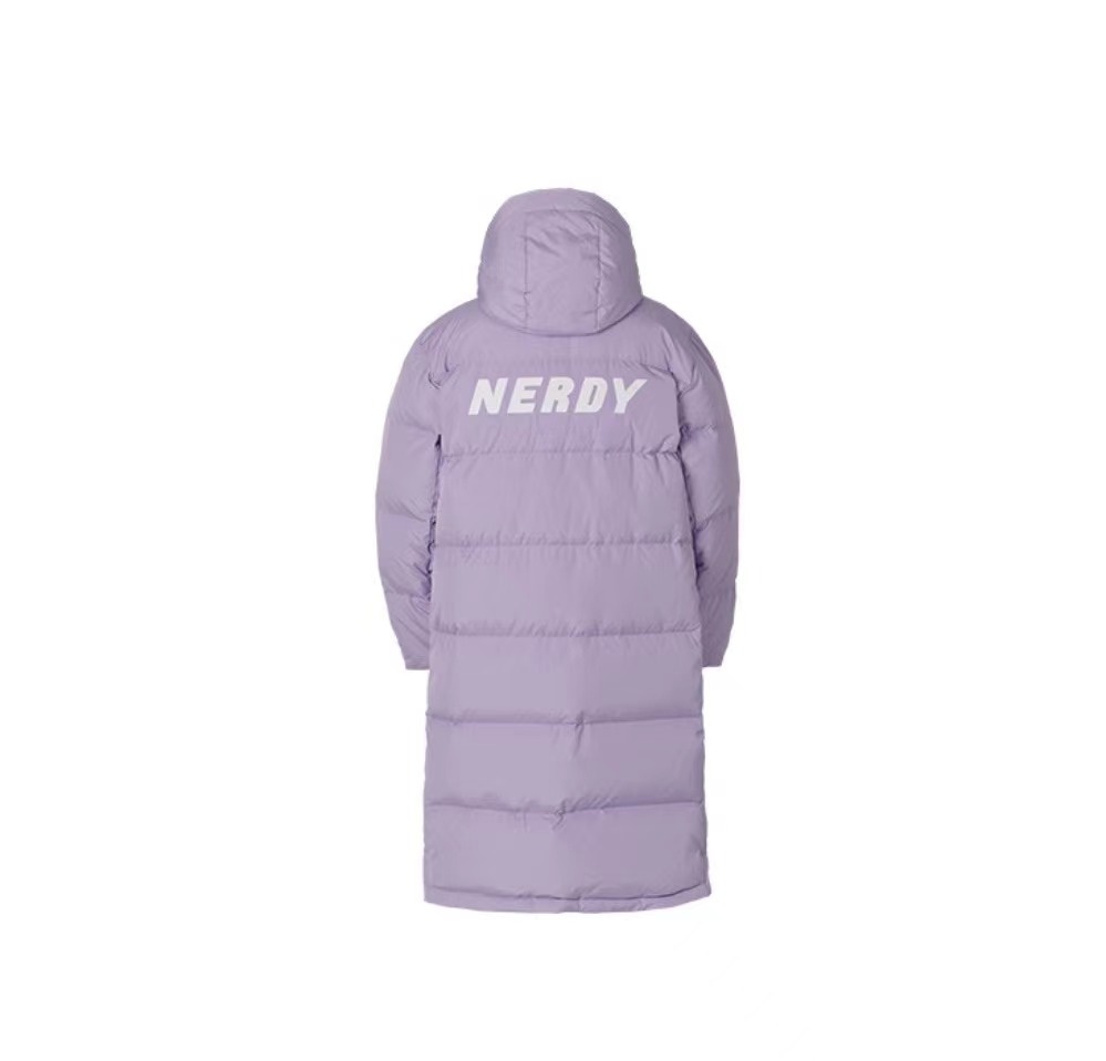 商品NERDY|【享贝家】NERDY 字母长款连帽羽绒服外套 男女同款 紫色（预售款，10天发货） PNEW21DJ06,价格¥729,第2张图片详细描述