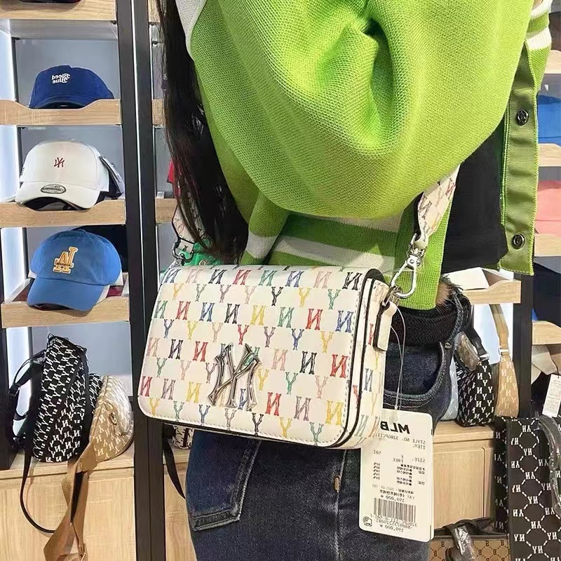 商品MLB|【享贝家】（国内现货）MLB Monogram 彩虹复古涂鸦老花系列 NY纽约洋基队单肩斜跨包 32BGPC111-50I G-LY,价格¥716,第3张图片详细描述