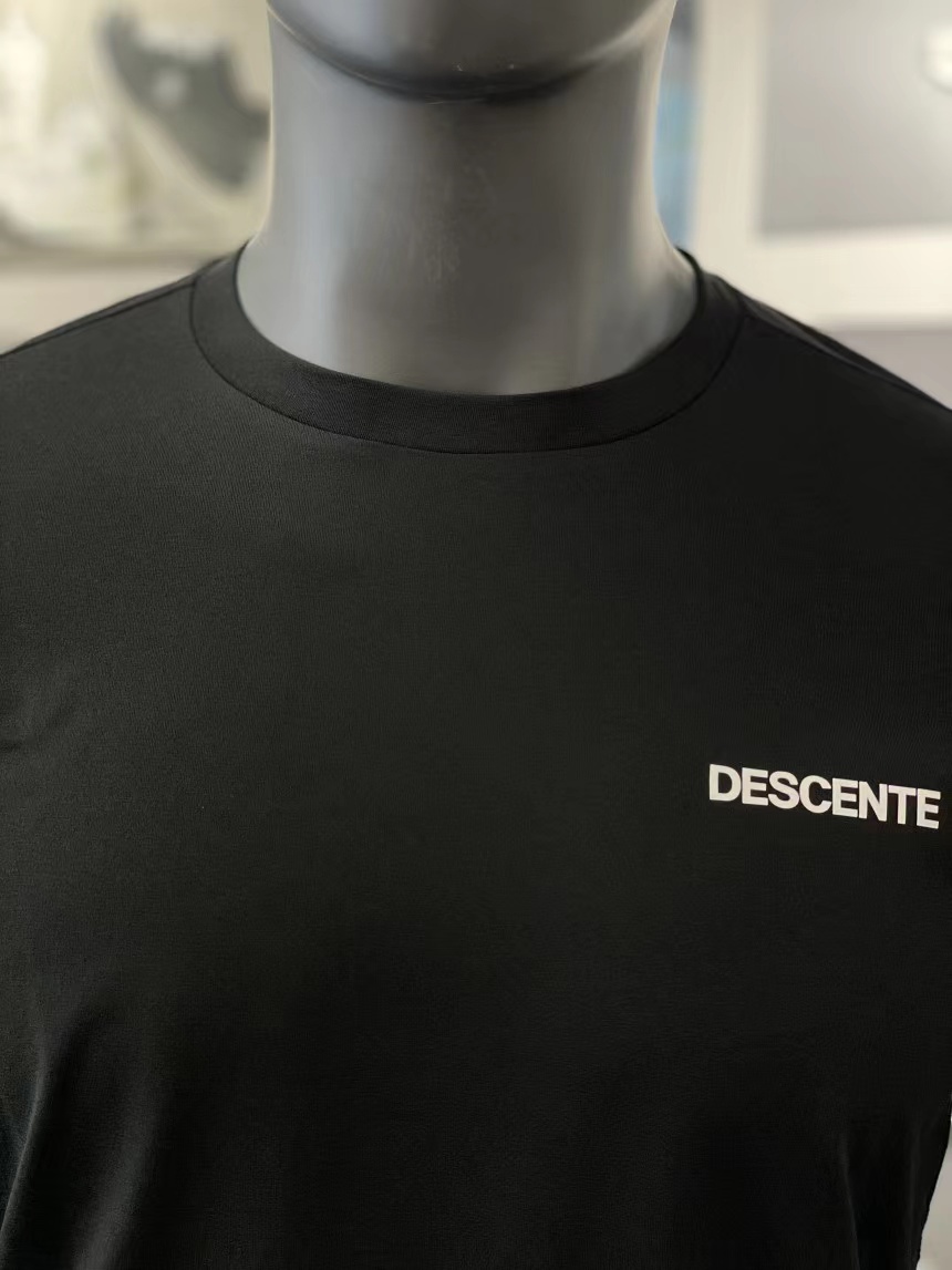 商品DESCENTE|【享贝家】（国内现货）DESCENTE 迪桑特 圆领运动长袖 侧面小标 男款 黑色 SN323UTL71-BLK G-QD,价格¥420,第6张图片详细描述