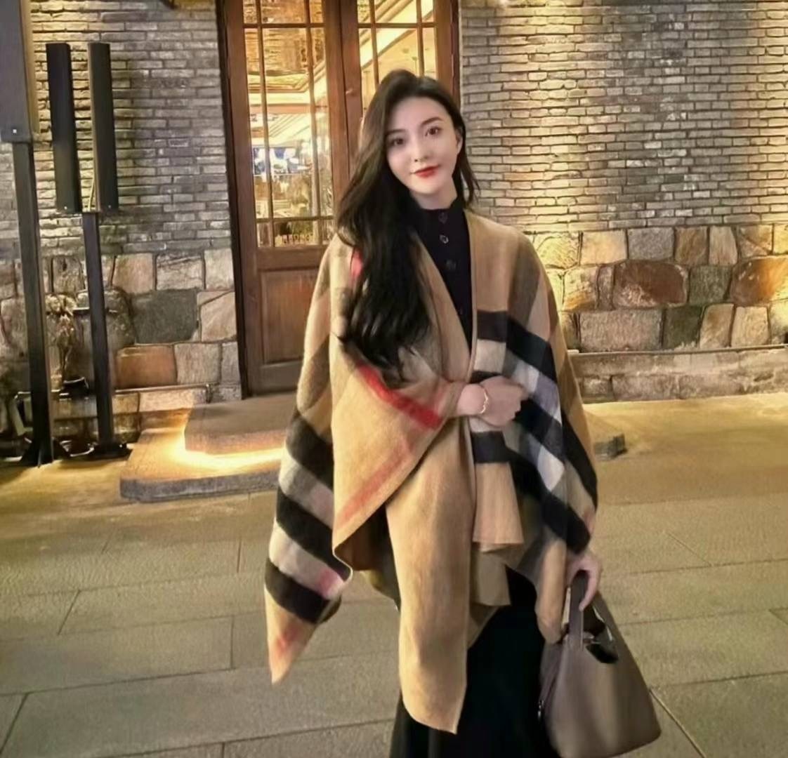 商品Burberry|【现货速发】BURBERRY/博柏利 经典款 女士驼色美利奴羊毛格纹斗篷披肩40294061,价格¥3404,第7张图片详细描述